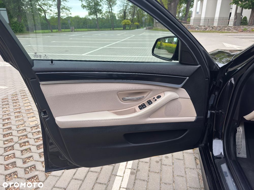 BMW Seria 5 525d xDrive - 11