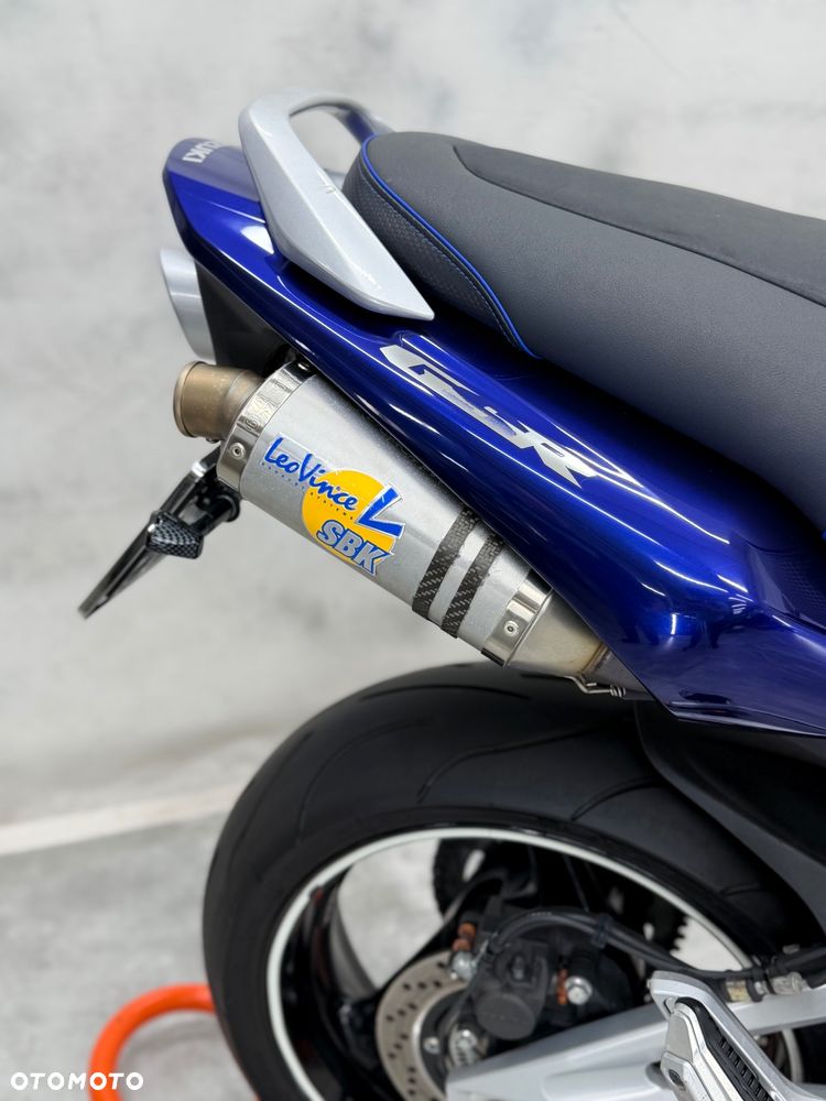 Suzuki GSR - 18