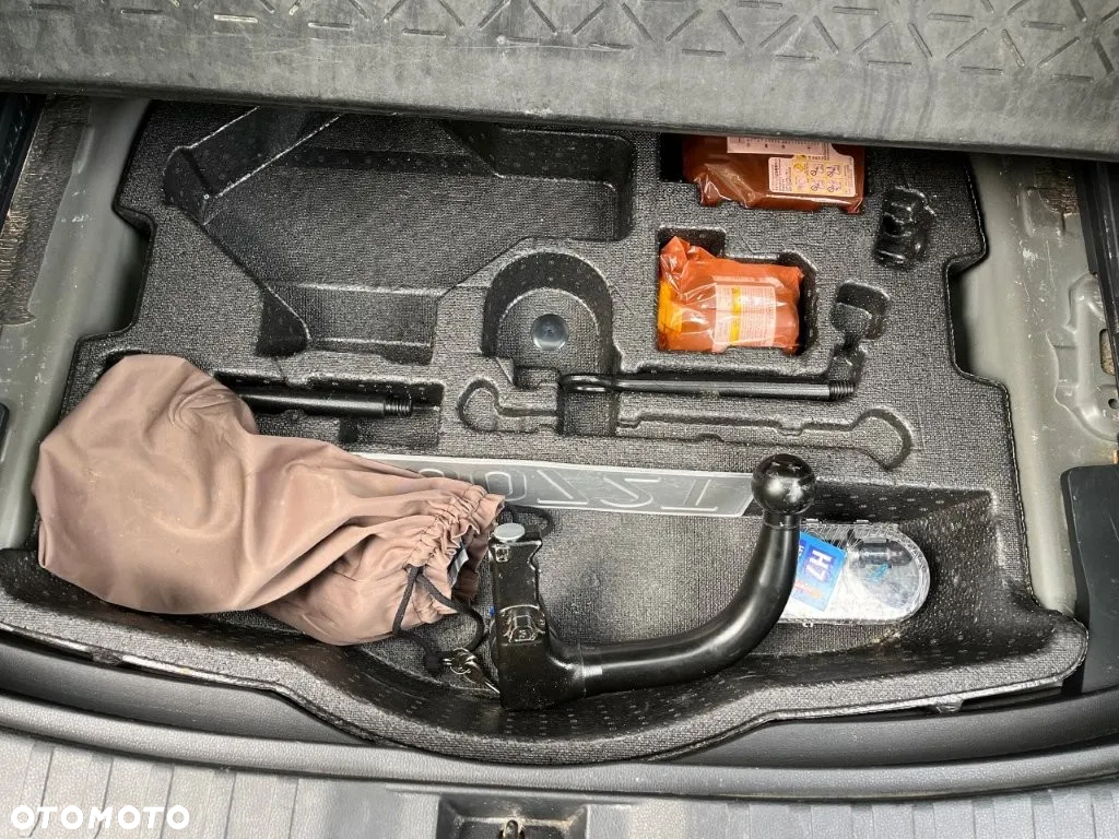 Toyota RAV4 2.5 Hybrid Black Edition by JBL 4x4 - 26