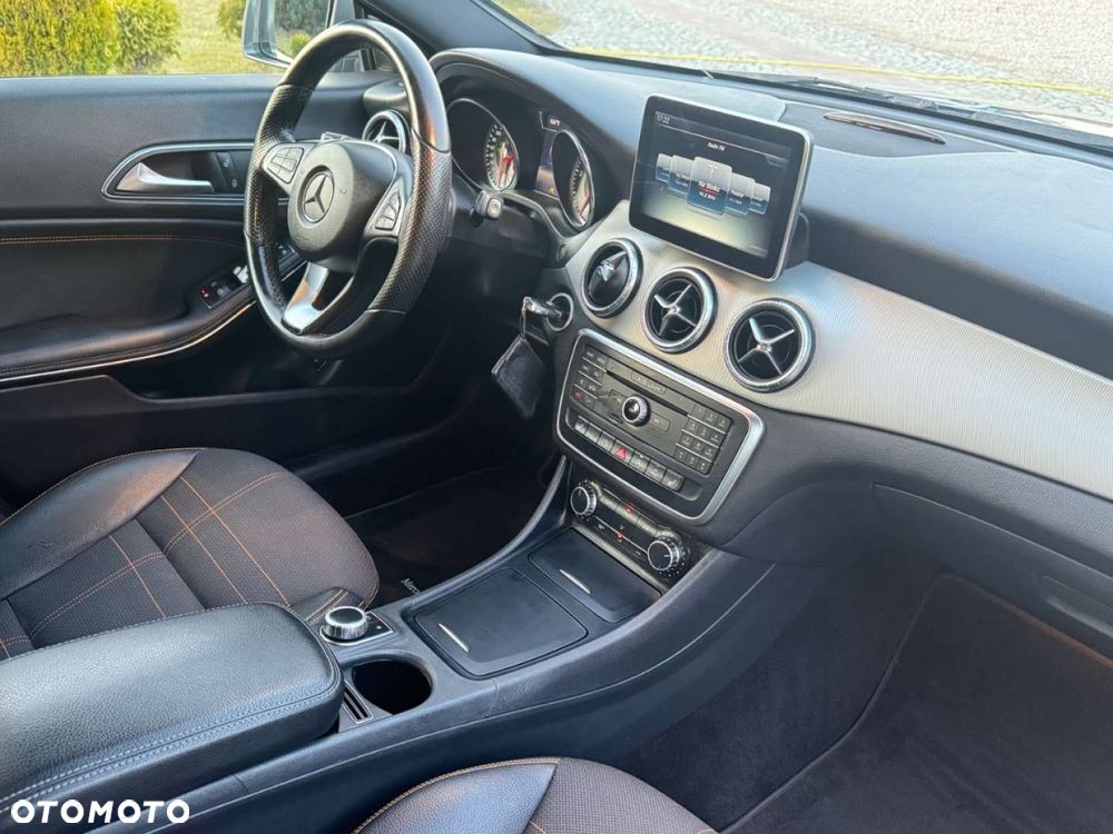 Mercedes-Benz CLA 200 7G-DCT Orange Art Edition - 19