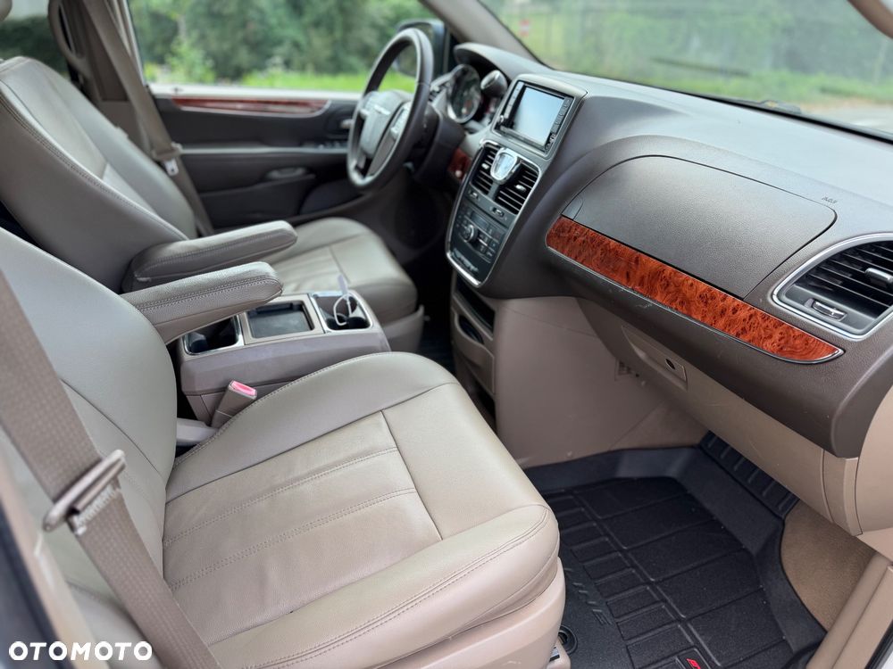 Chrysler Town & Country 3.6 Limited - 9