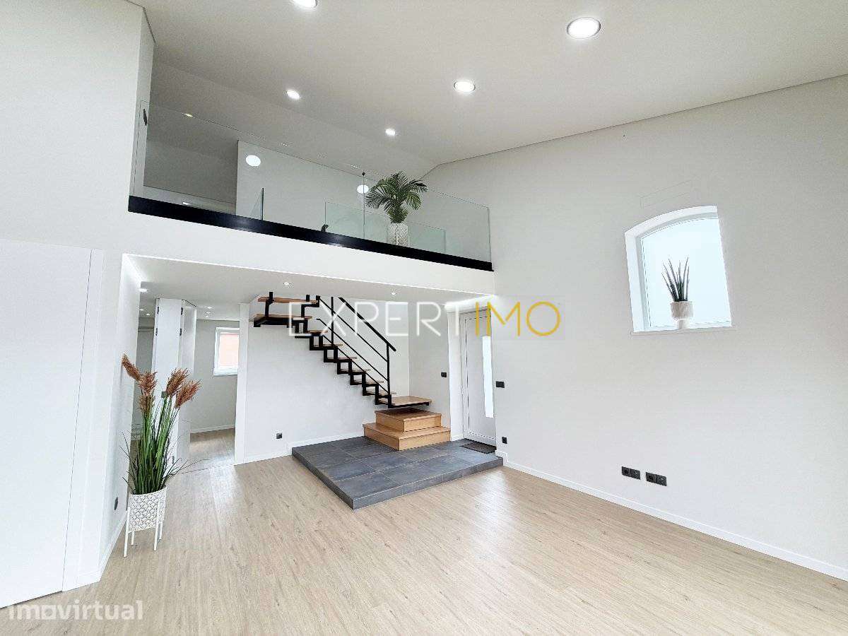 Moradia T2 possível T3 com mezzanine, espaço externo e jardim no... - Grande imagem: 2/25
