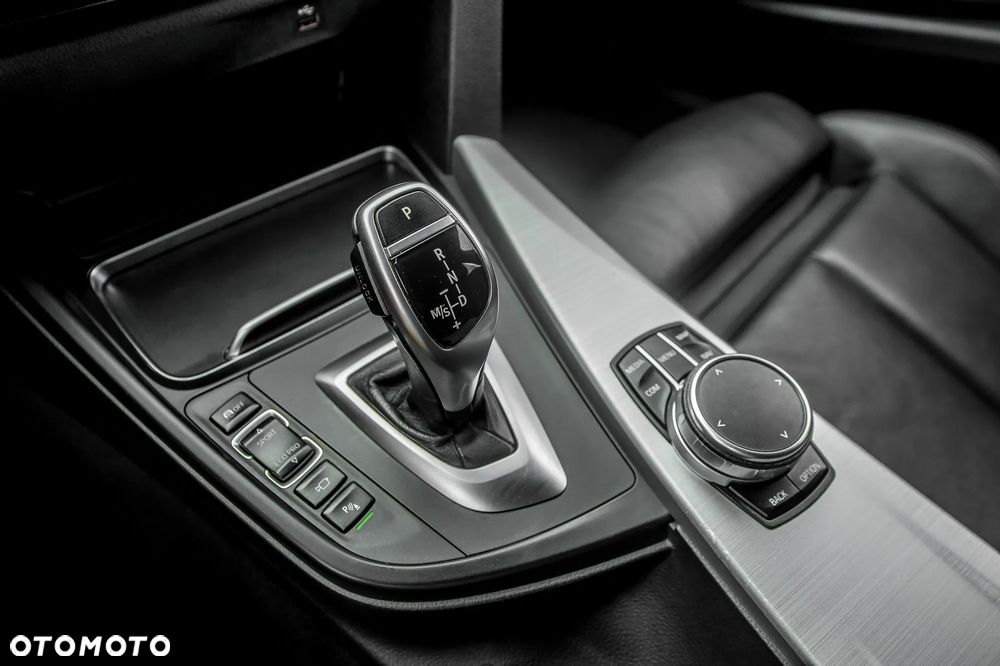 BMW Seria 3 320d Touring xDrive M Sport - 38