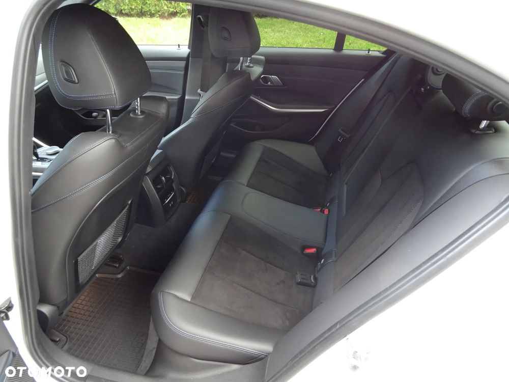 BMW Seria 3 320d xDrive M Sport - 13