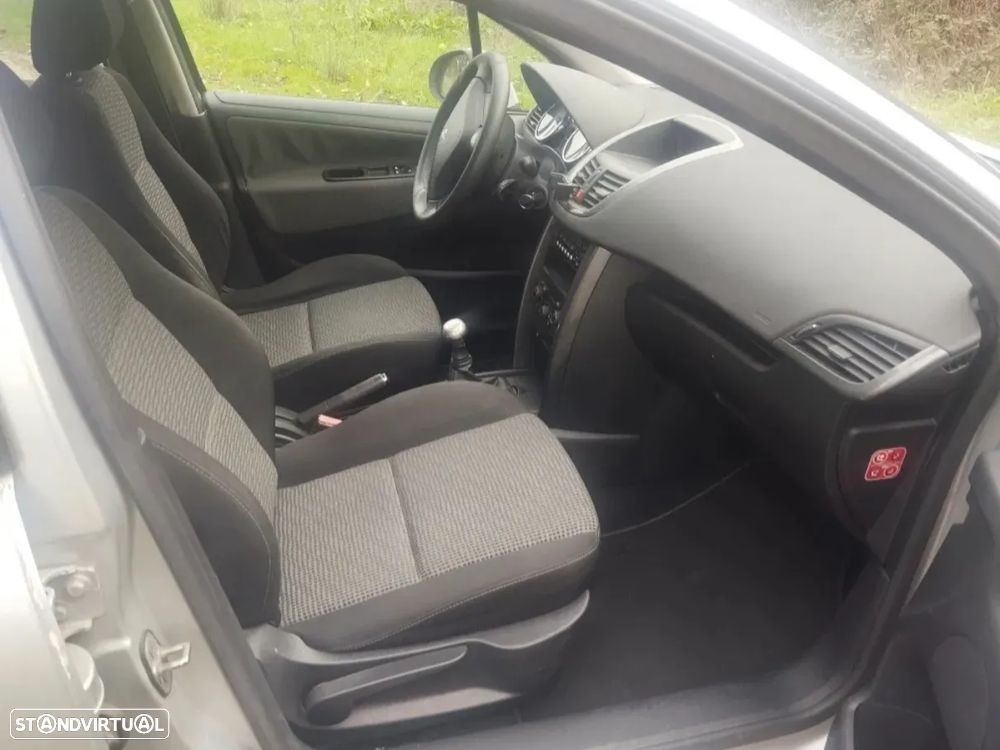 Peugeot 207 1.4 16V Trendy - 4