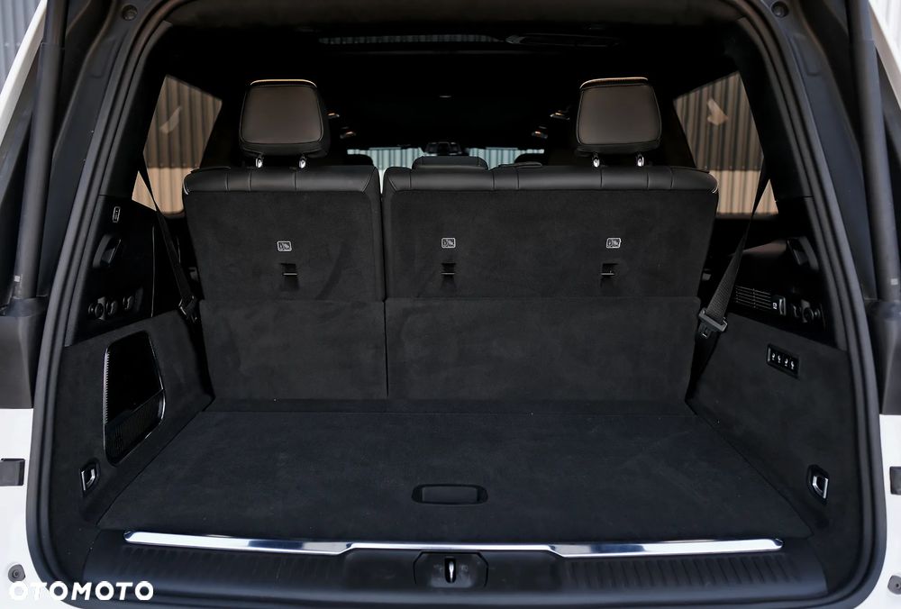 Jeep Grand Wagoneer - 23