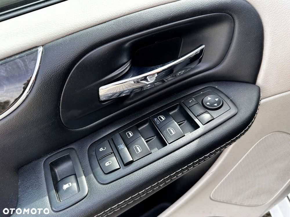Chrysler Town & Country 3.6 Limited - 22