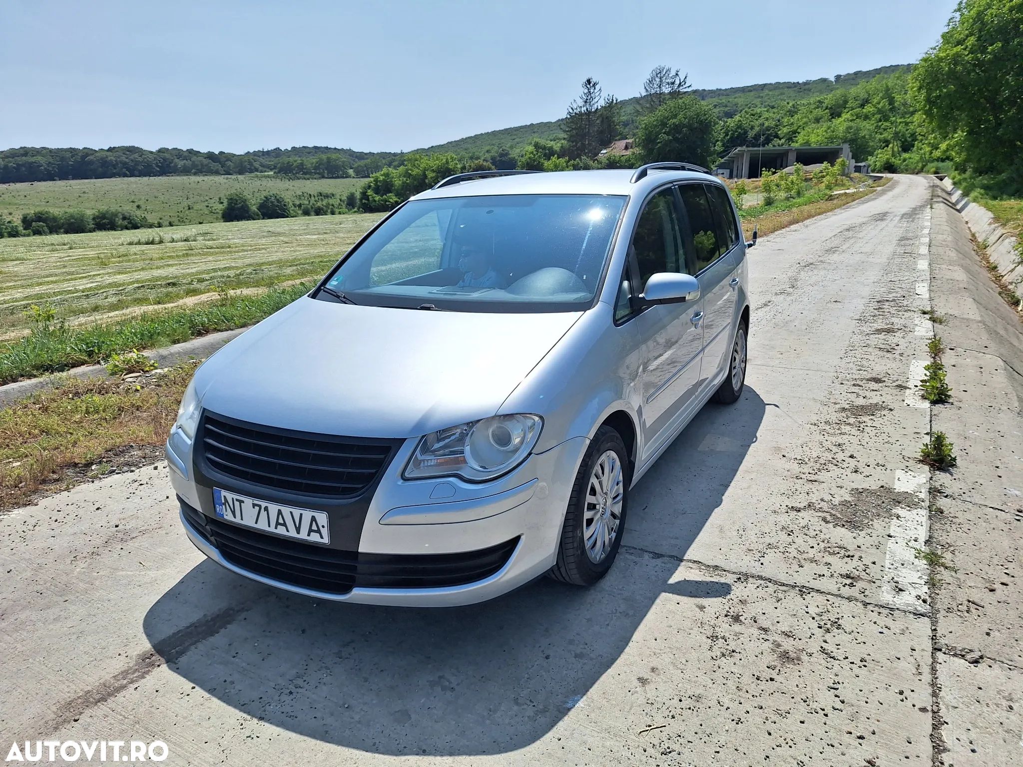 Volkswagen Touran - 1