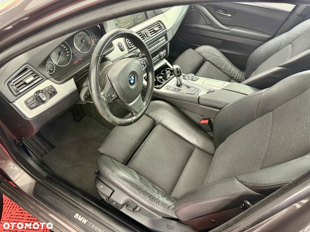 BMW Seria 5 525d xDrive Sport-Aut - 30