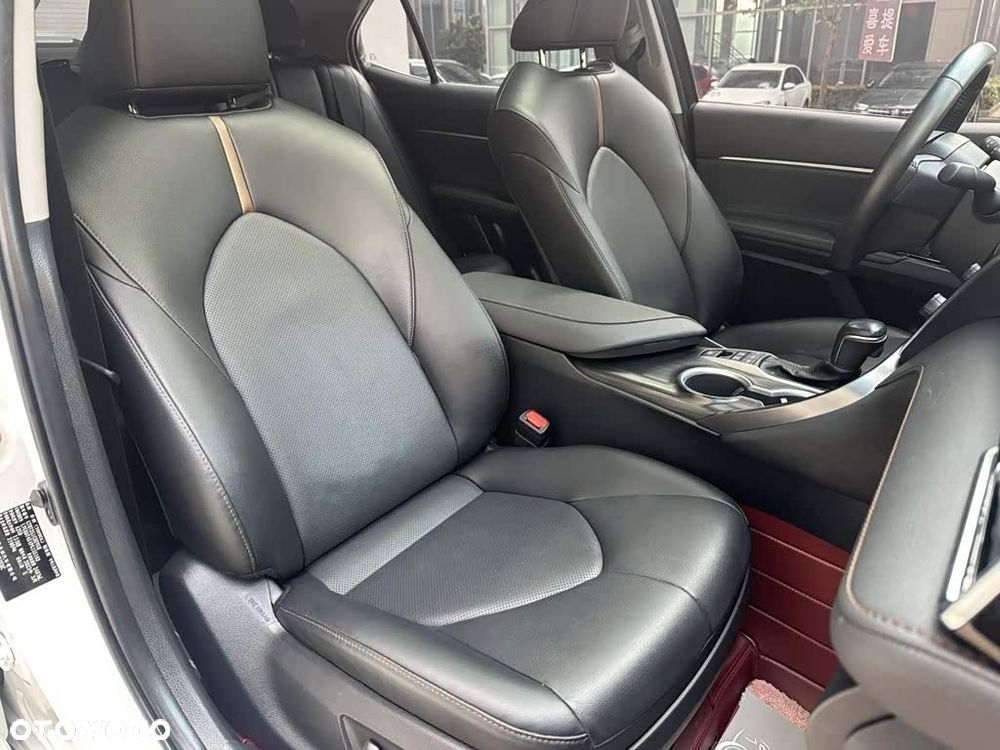 Toyota Camry Luxury - 16