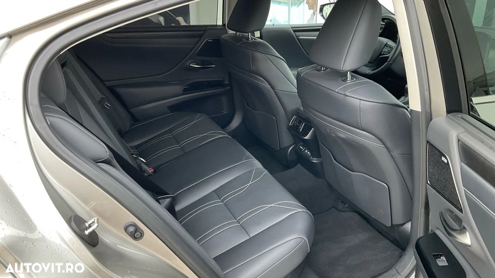 Lexus Seria ES 300h 2.5 TNGA HV 25H- 4X2 CVT Luxury - 37