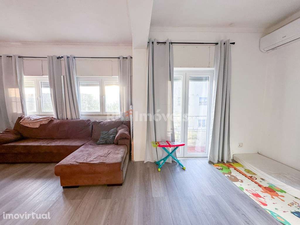 Apartamento T3 semi remodelado com Varanda e Sótão no Rossio - Grande imagem: 4/40