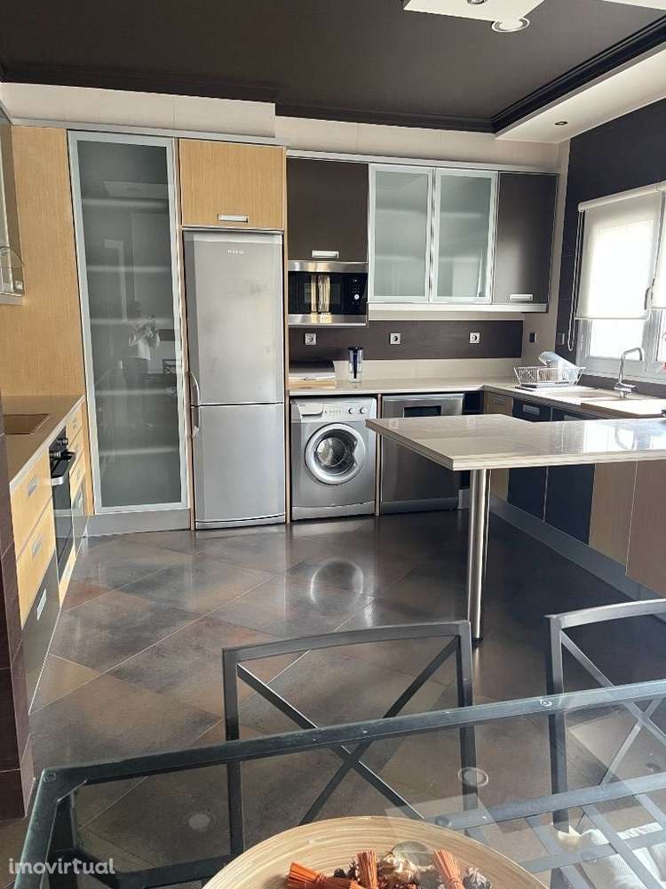 Apartamento T4 Excepcional para Arrendar - Grande imagem: 2/8