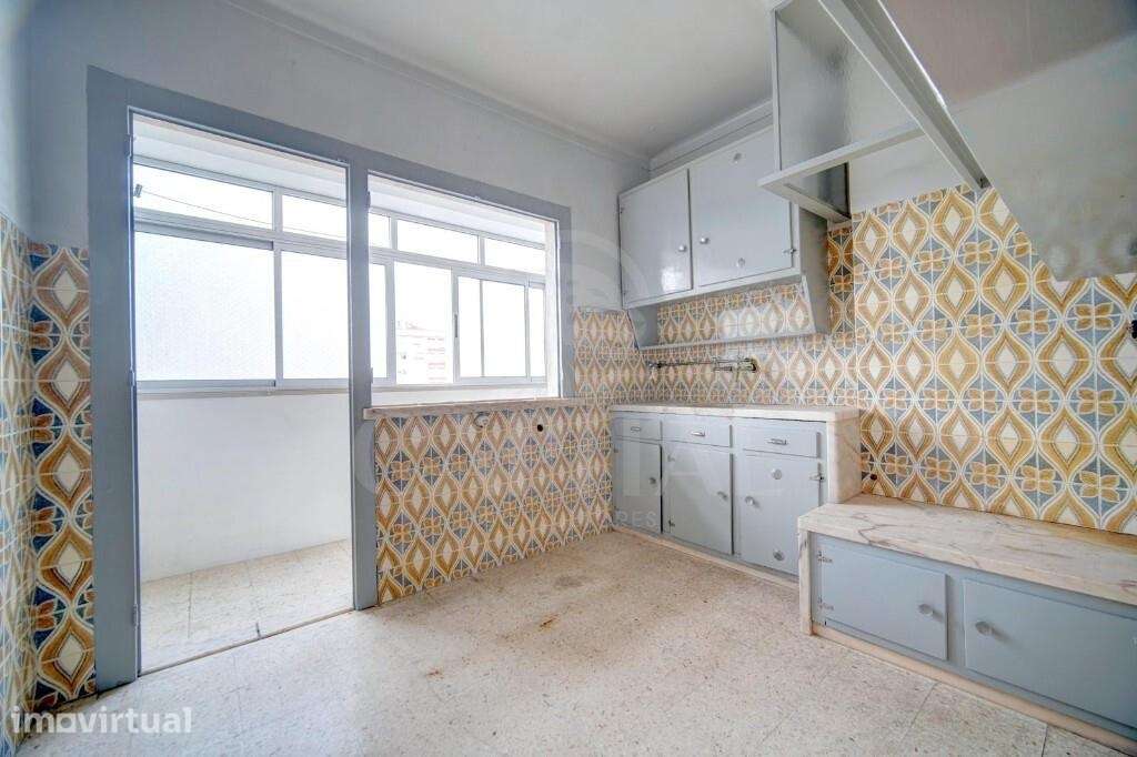 T2 com varandas na Bobadela com excelente potencial de remodelação - Grande imagem: 2/24