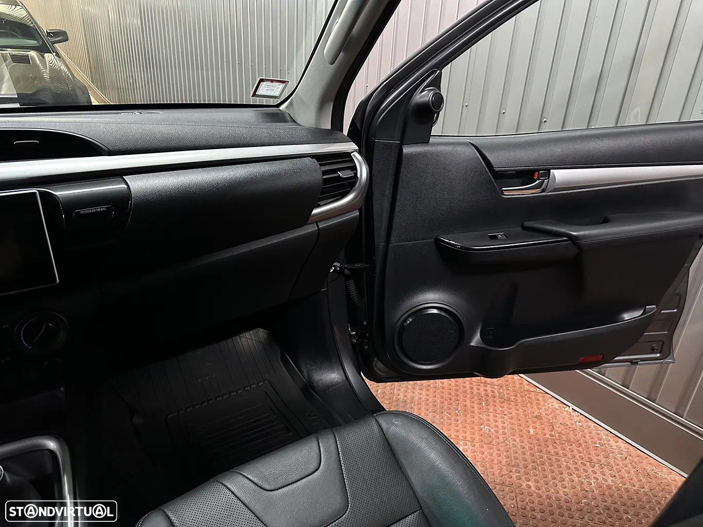 Toyota Hilux 2.4 D-4D 2WD CD Tracker - 23