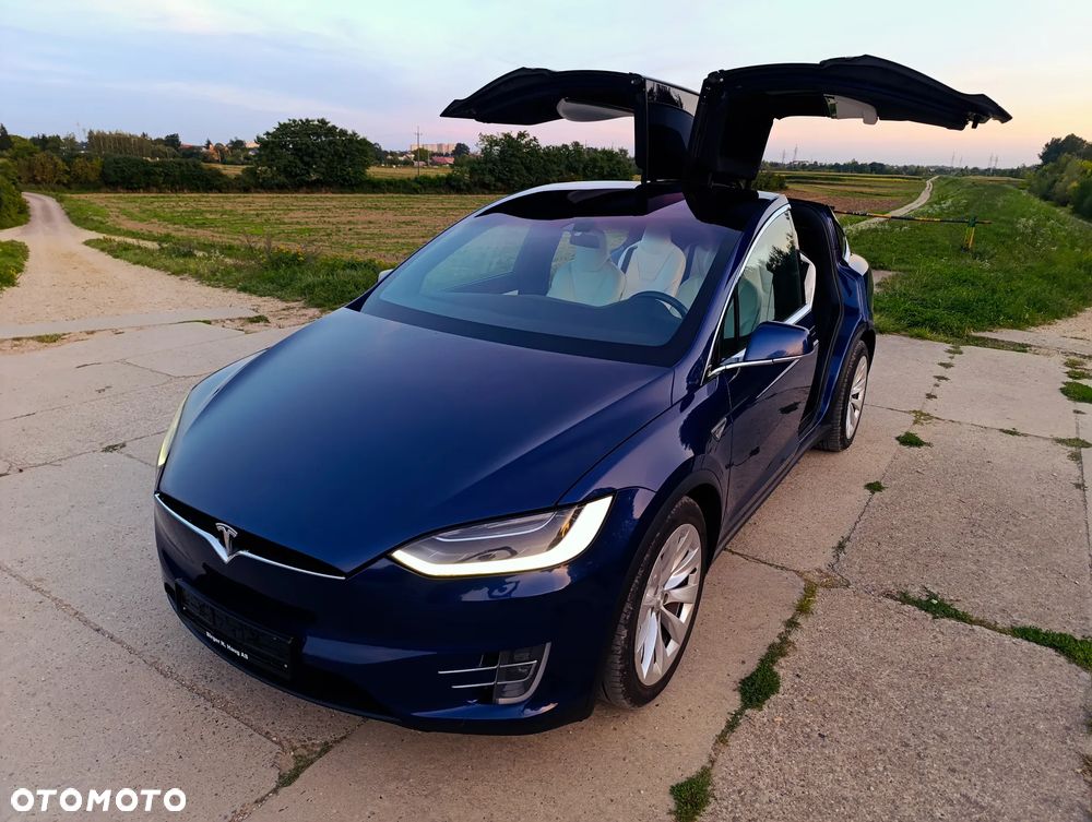 Tesla Model X - 3