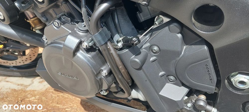 Suzuki GSX 1000 - 12