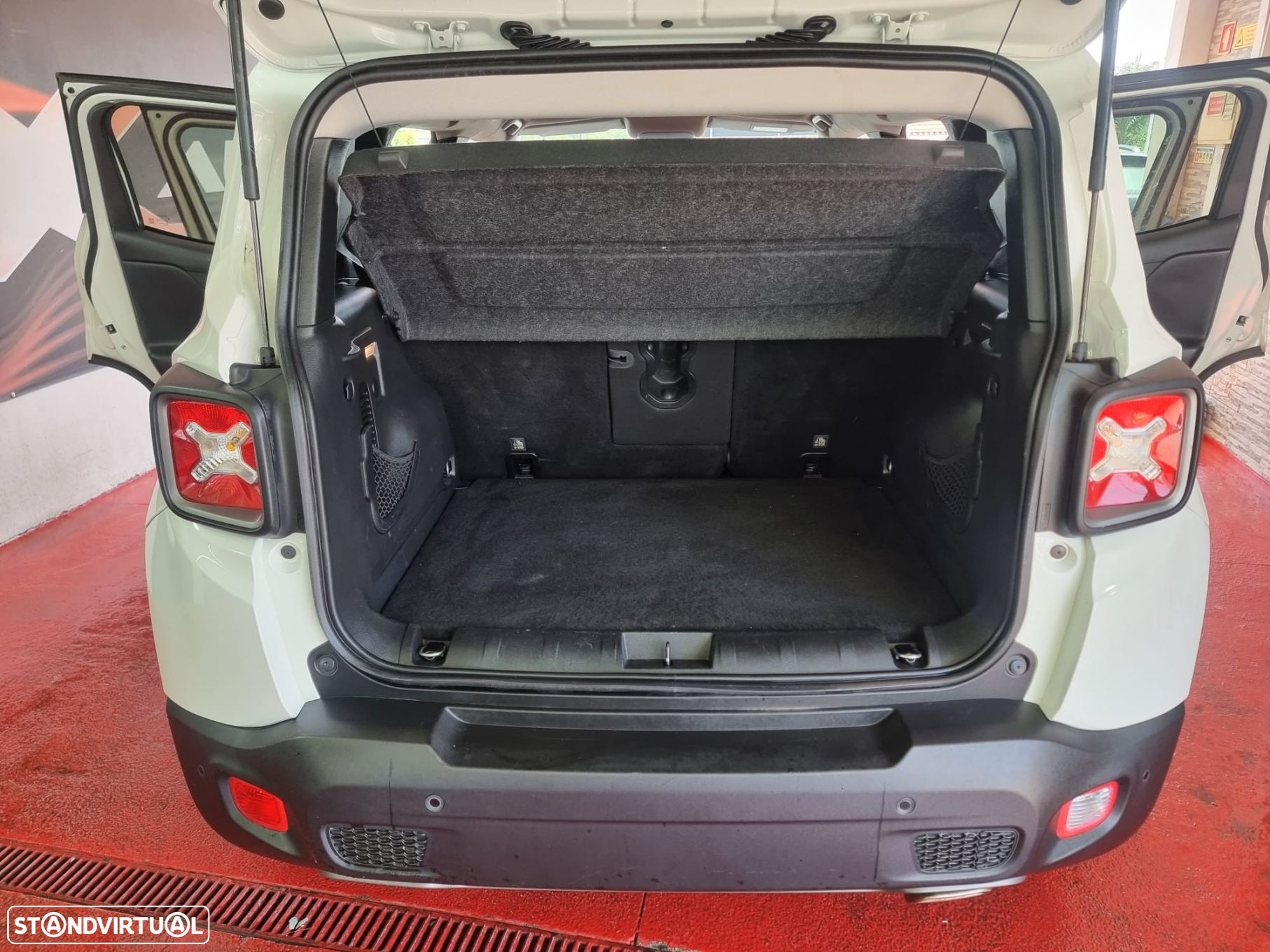Jeep Renegade 1.0 T Limited - 32