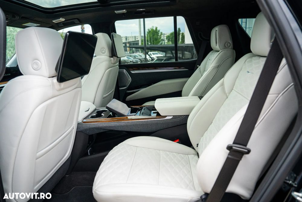 Cadillac Escalade - 35