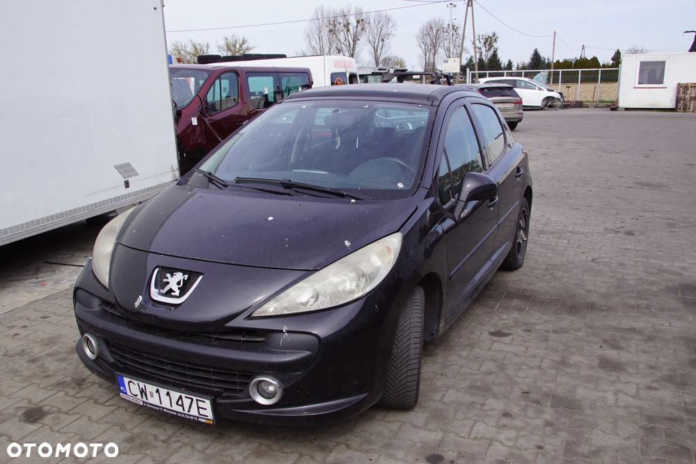 Auto na części - Peugeot 207 1.6 HDI 90 KM 9HX 20DP27 EXL 2007R Silnik Skrzynia Drzwi Maska Błotnik Klapa Zderzak Lampa Lusterko Klamka Szyba Deska Kokpit Sterownik Moduł Czujnik Licznik Wyświetlacz Panel Kierownica - 1