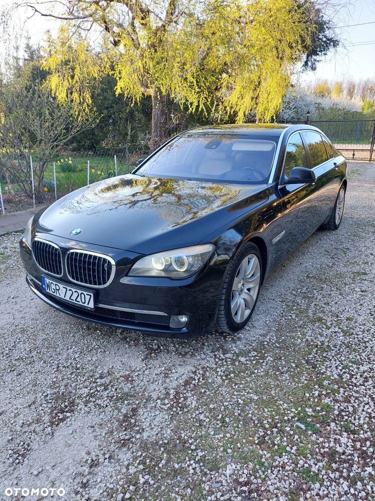 BMW Seria 7 750i L - 8