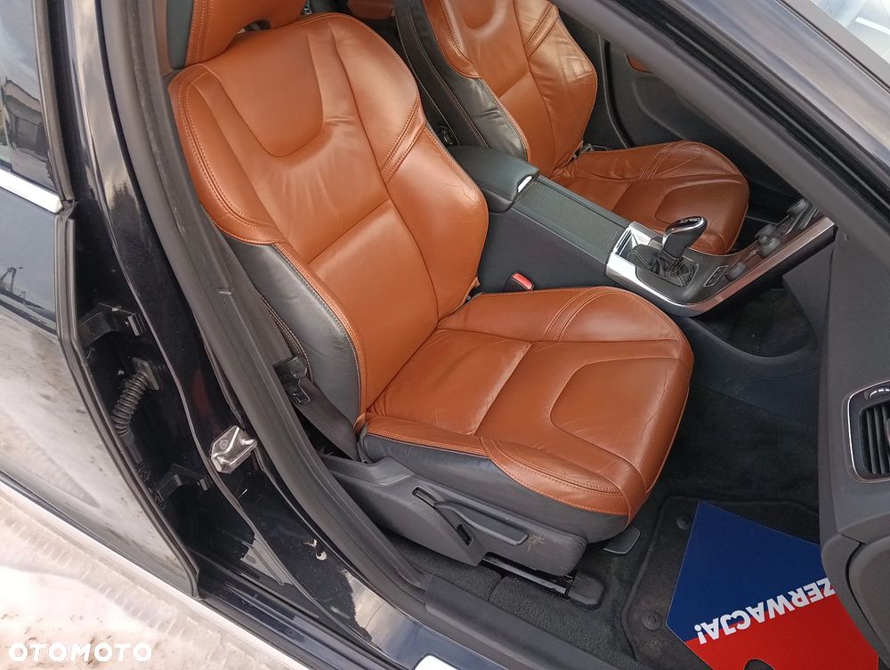 Volvo V60 D6 AWD Plug-in Hybrid R-Design Momentum - 35