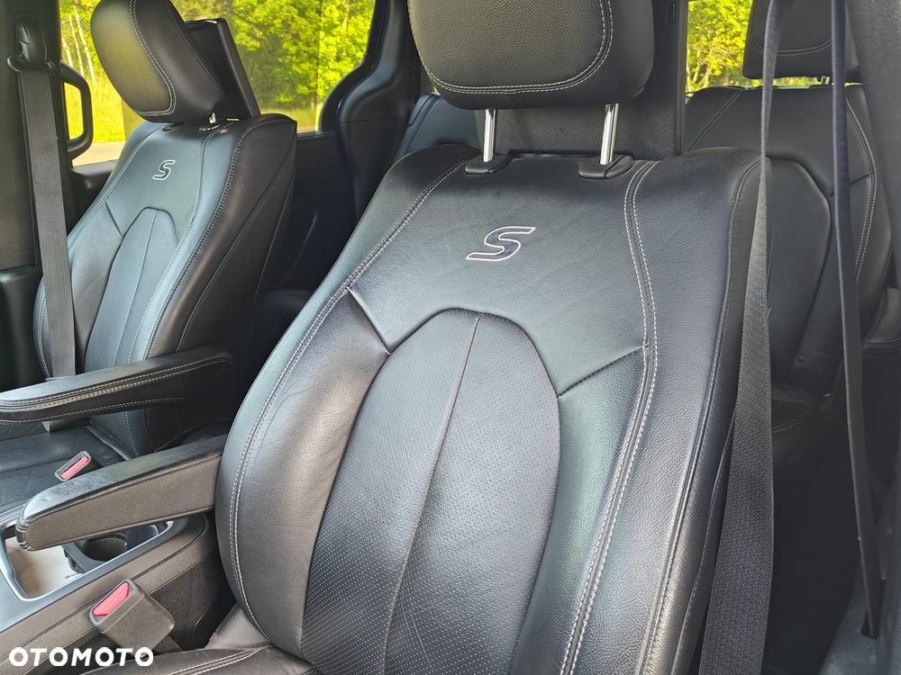 Chrysler Pacifica - 15
