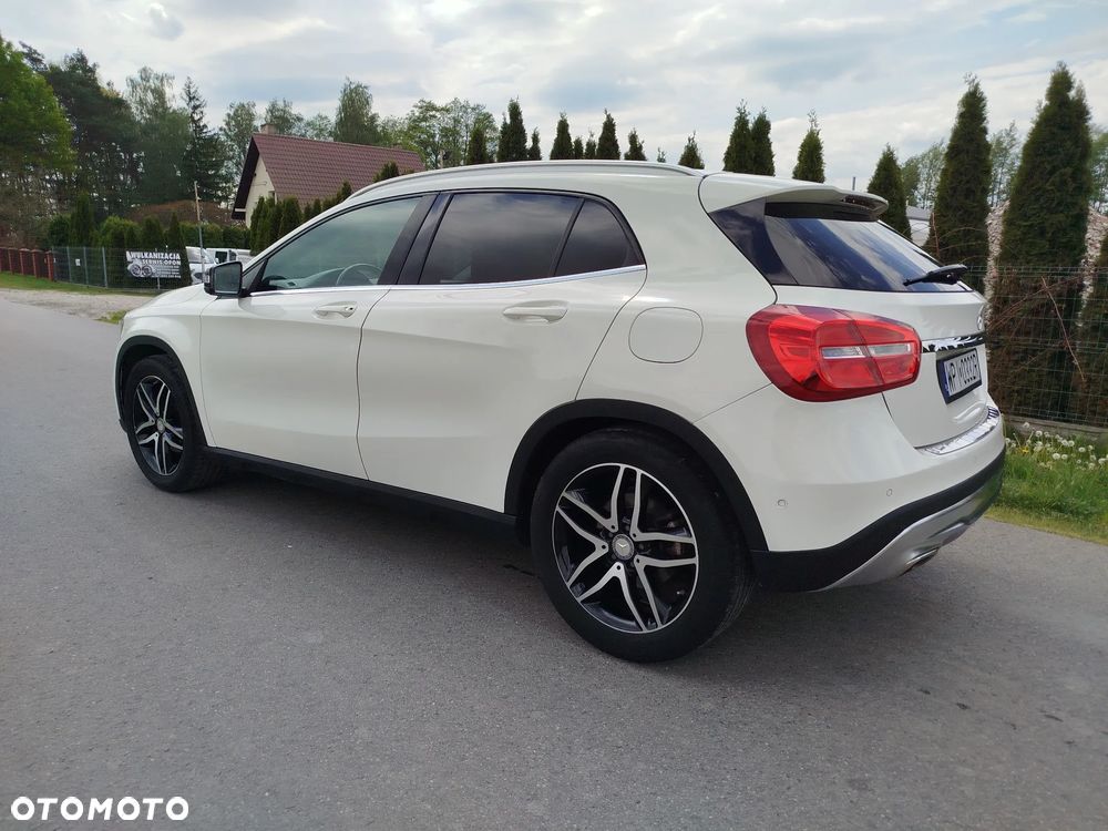 Mercedes-Benz GLA - 9