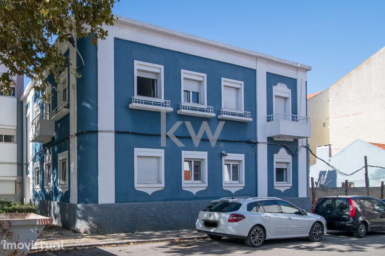 Excelente Prédio no coração do Barreiro com dois T4 e um T1 no sótão c - Grande imagem: 2/39