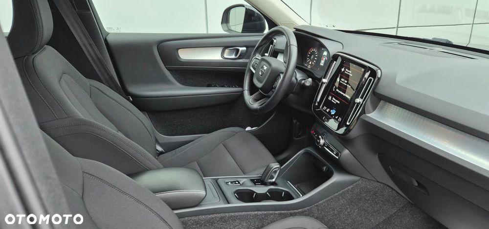 Volvo XC 40 T3 Geartronic Momentum Pro - 23