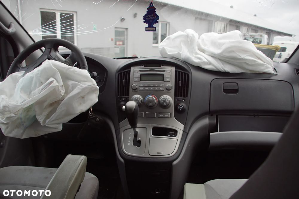 Auto na części - Hyundai H1 II 2.5 CRDI 170 KM D4CB YCQA2 P2S 2012R Silnik Skrzynia Drzwi Maska Błotnik Zderzak Klapa Lusterko Klamka Szyba Deska Kokpit Sterownik Moduł Czujnik Licznik Panel Kierownica - 18