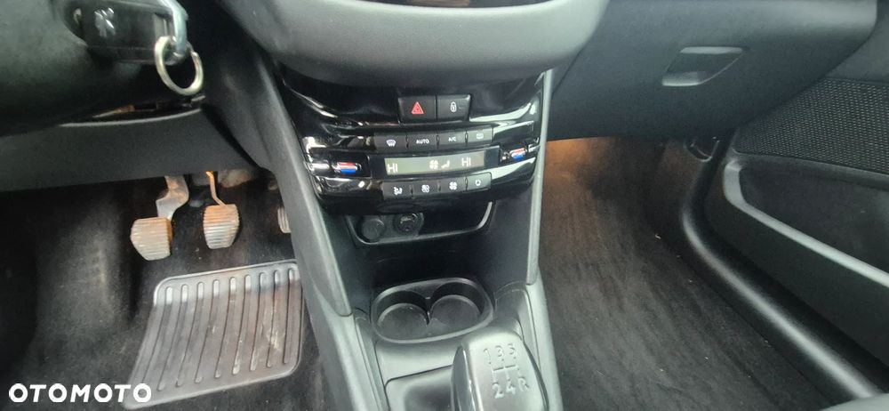 Peugeot 208 - 16