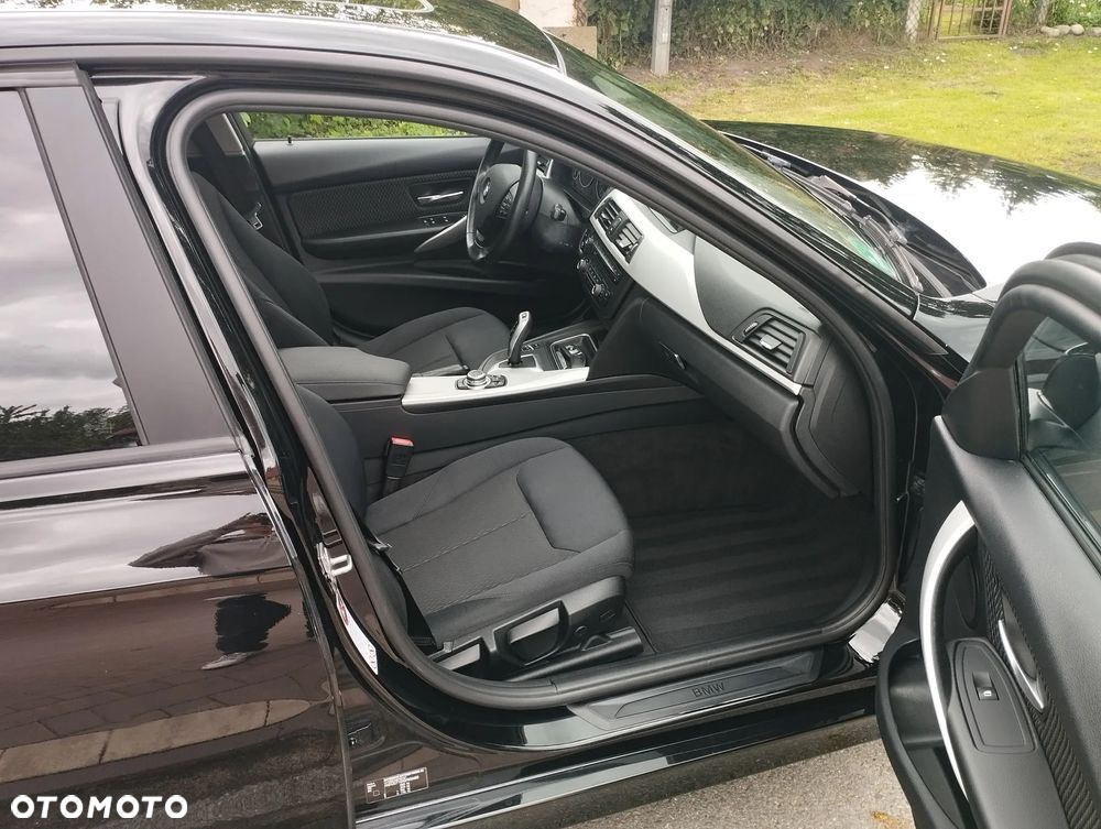 BMW Seria 3 320i Touring - 22