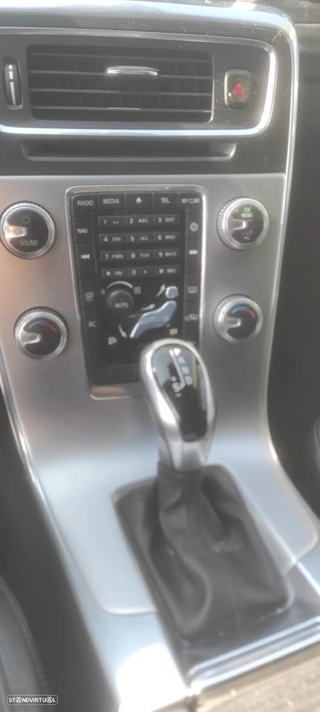 Volvo V60 2.0 D4 Momentum Geartronic - 11