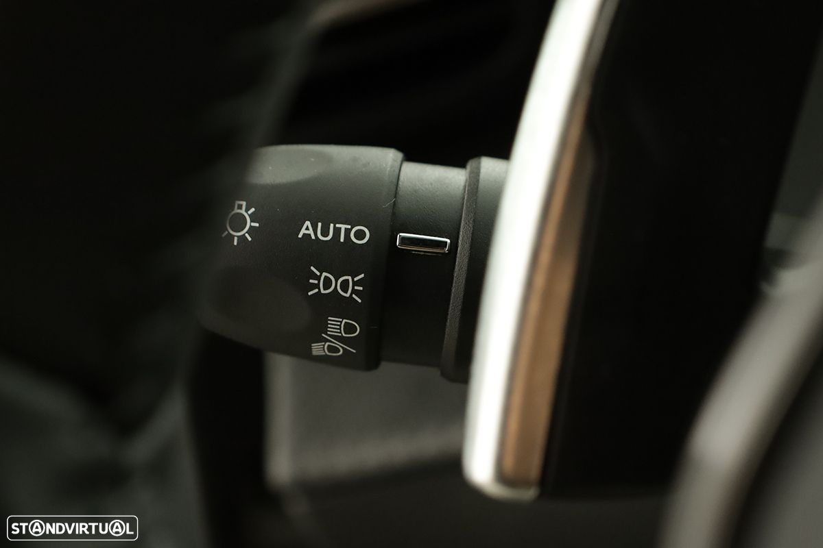Peugeot 2008 1.2 PureTech Allure EAT8 - 17
