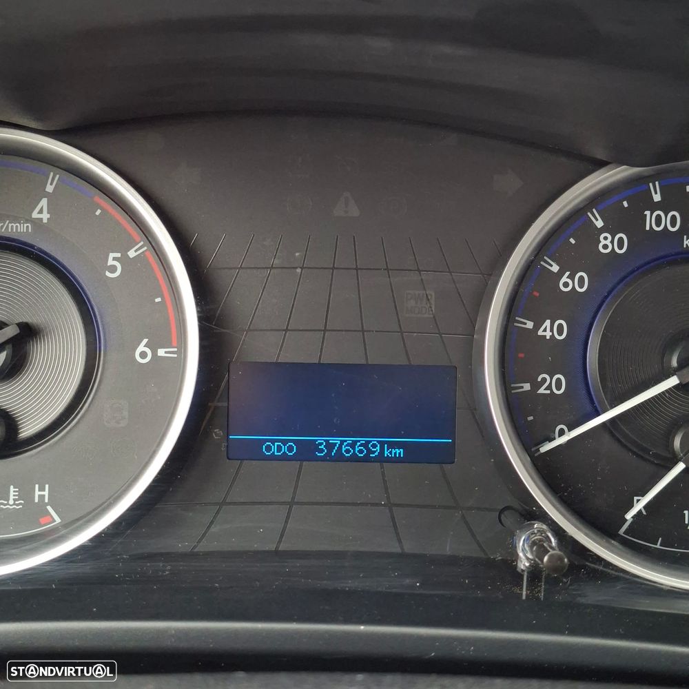 Toyota Hilux 2.4 D-4D 2WD CE CM 3L (Apenas 37.000kms) - 12