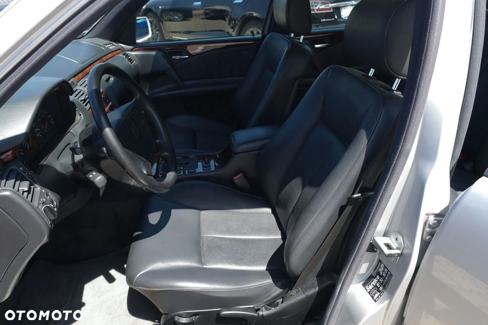 Mercedes-Benz Klasa E 240 Elegance - 24