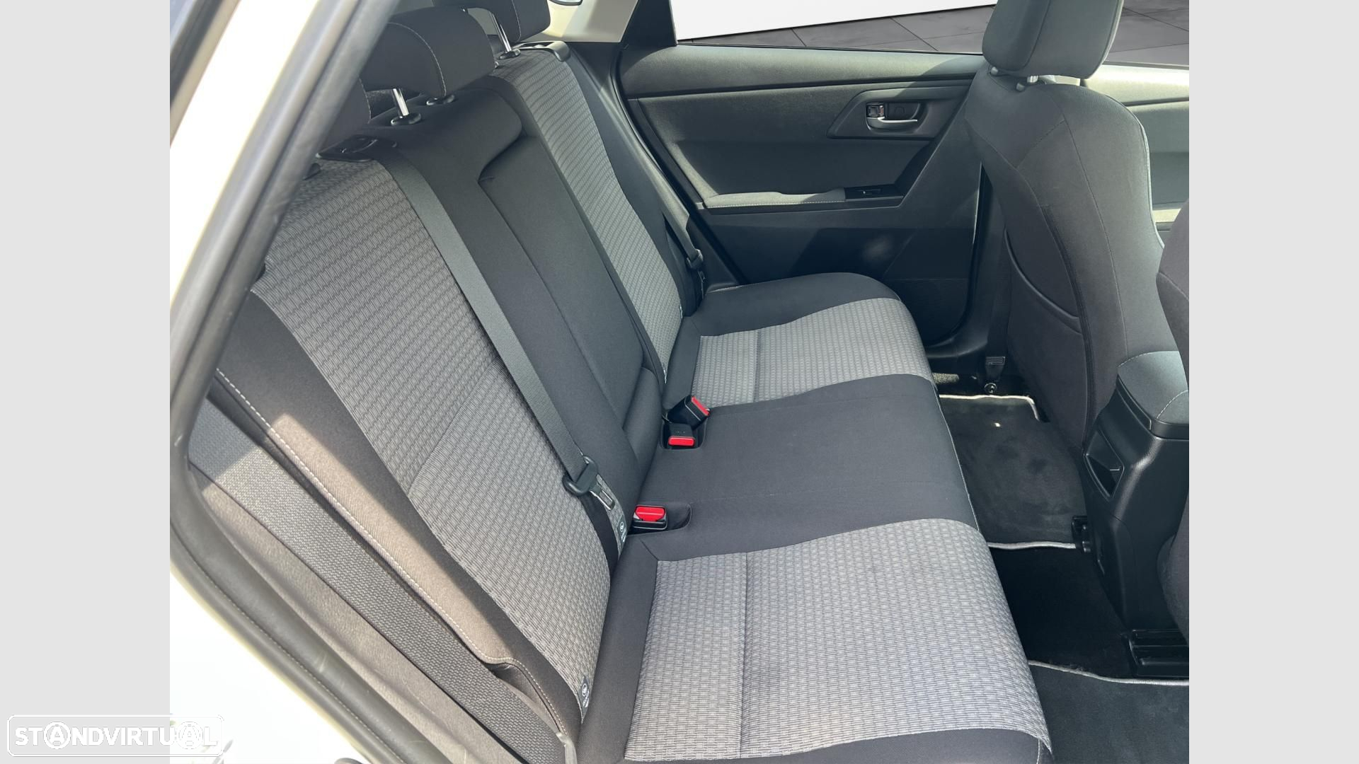 Toyota Auris 1.8 HSD Comfort +P.Techno+P.Sport - 17