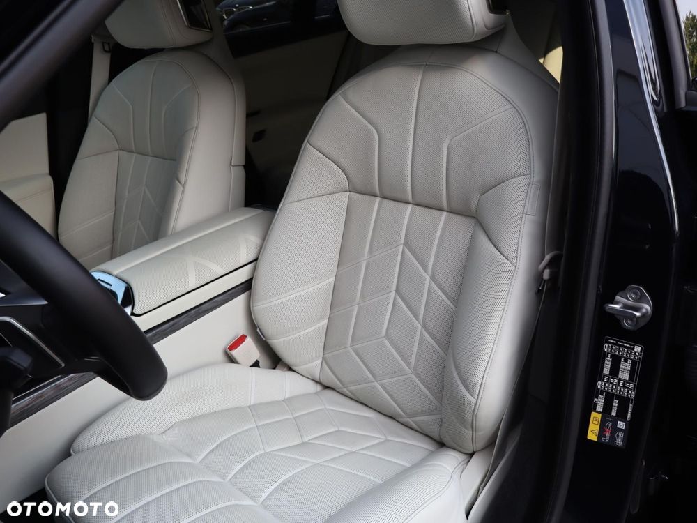 BMW i7 - 8
