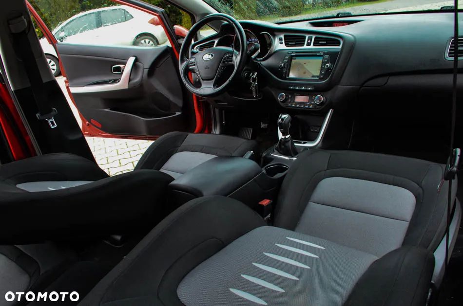 Kia Ceed 1.6 CRDi 128 Fifa World Cup Edition - 33