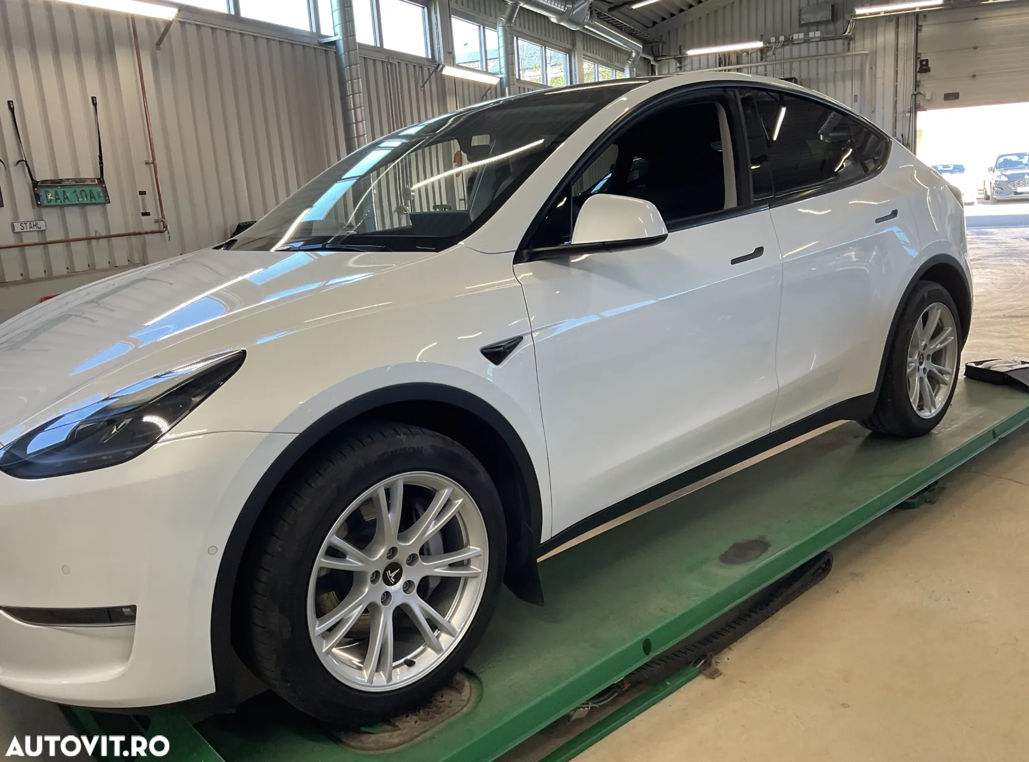 Tesla Model Y Long Range Dual Motor AWD - 3