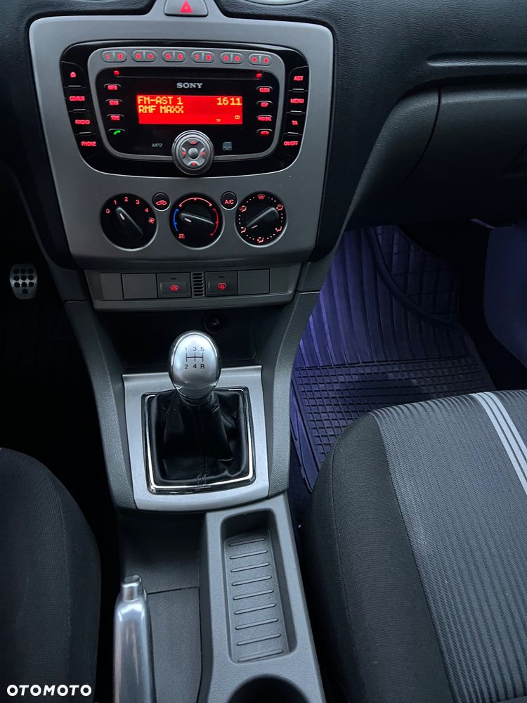 Ford Focus 1.6 16V Trend - 11