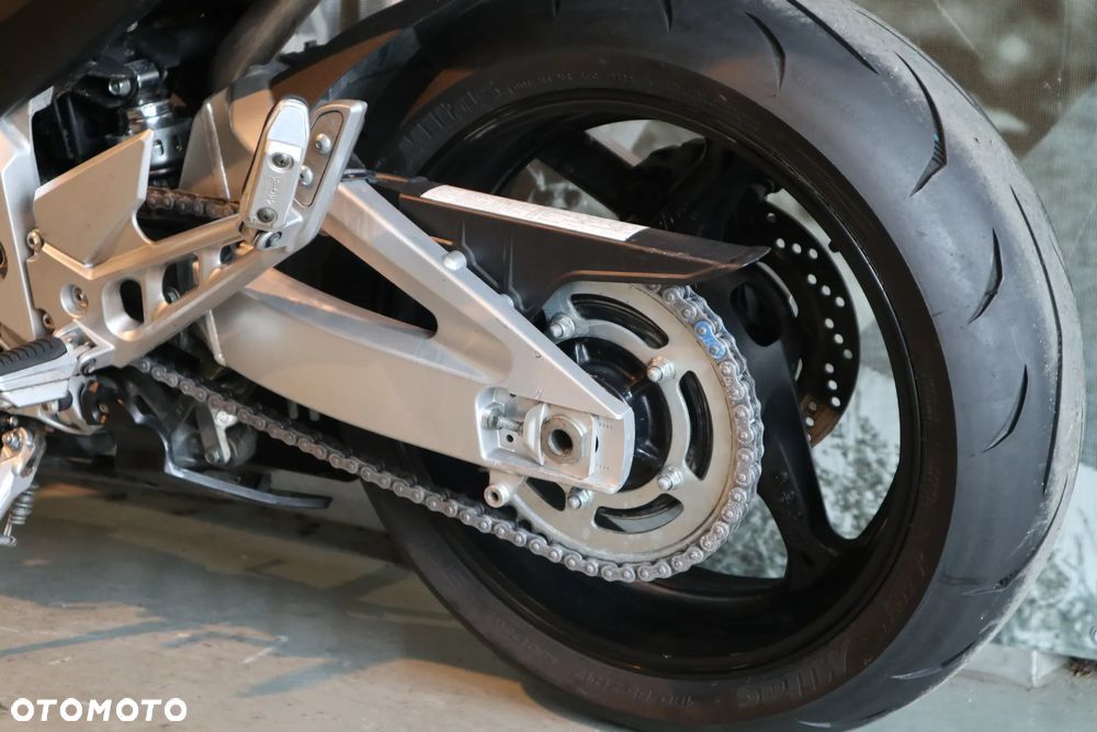 Suzuki GSR - 8
