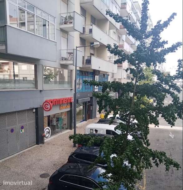 Excelente T1 c/ terraço e anexo, sito entre a Av . EUA e Av Roma