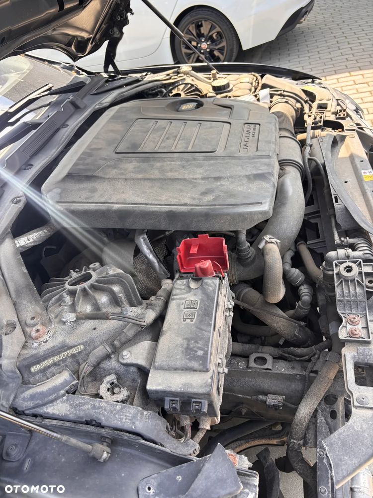 Jaguar XE 2.0 T AWD Pure - 4