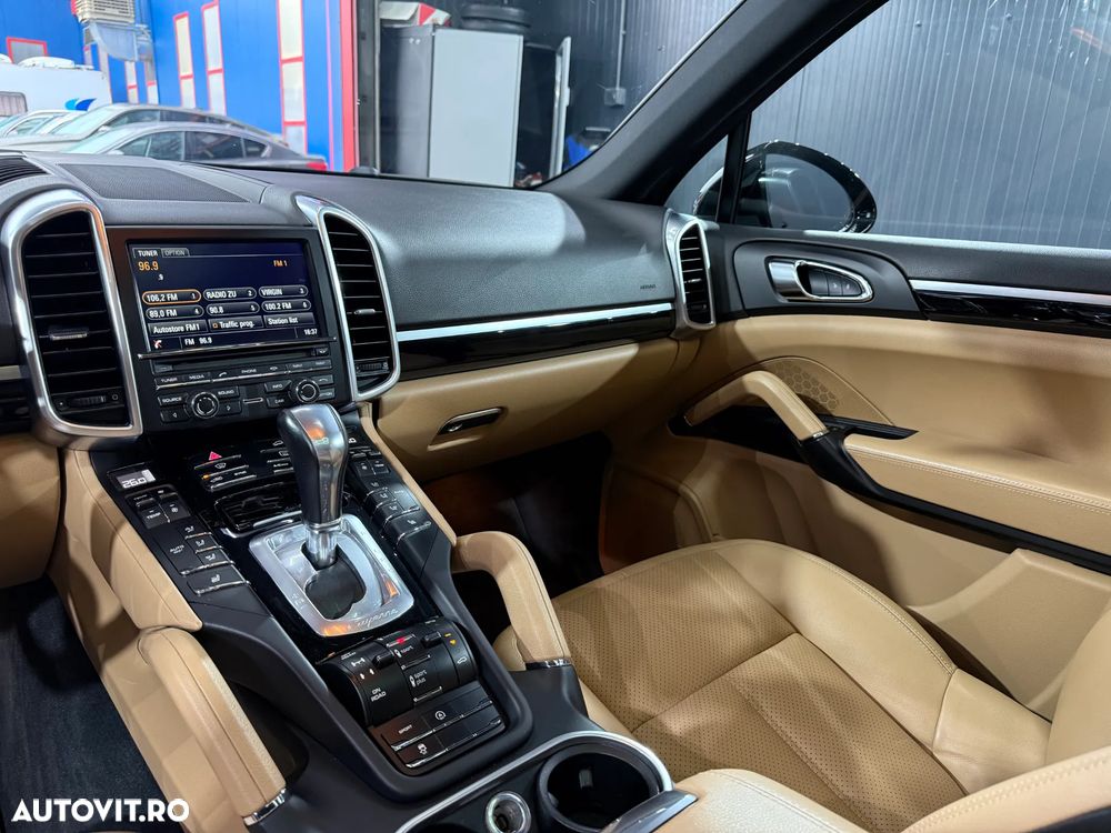 Porsche Cayenne 3.0 L - 7