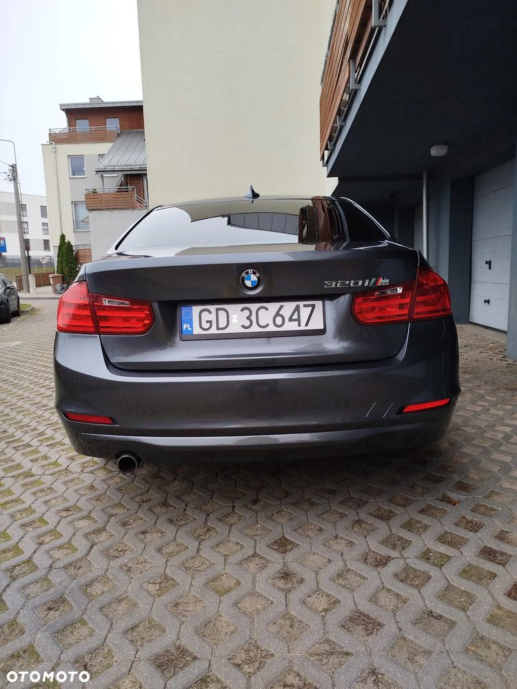 BMW Seria 3 320i Luxury Line - 14