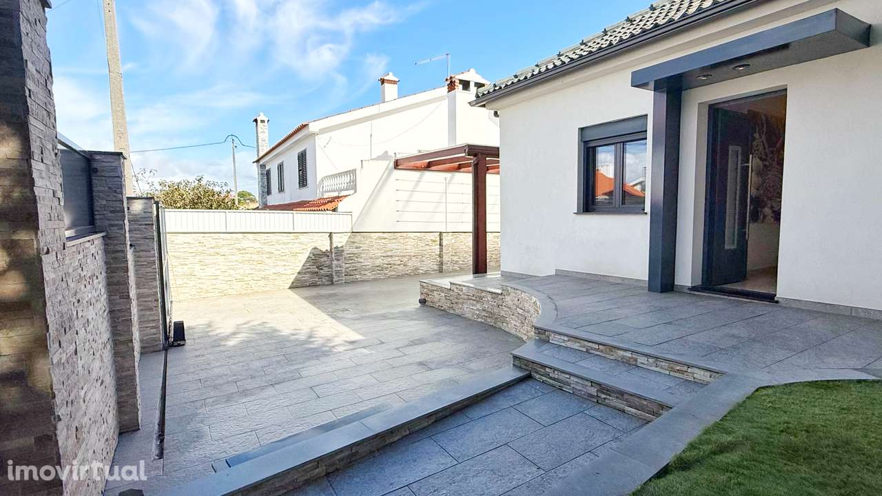 Moradia IsoladaT1+1 Totalmente Remodelada -Charneca da Caparica - Grande imagem: 2/39
