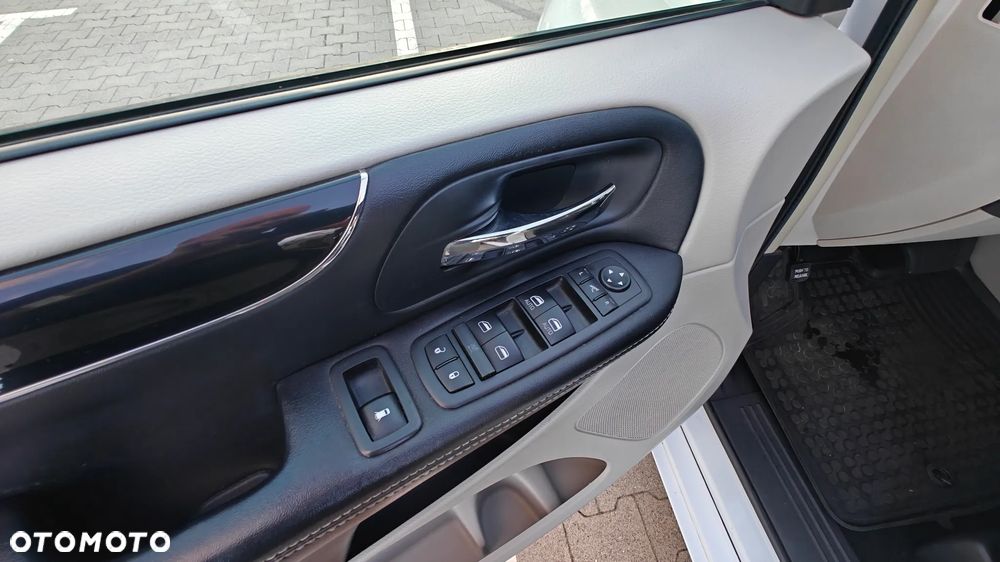 Chrysler Town & Country - 20