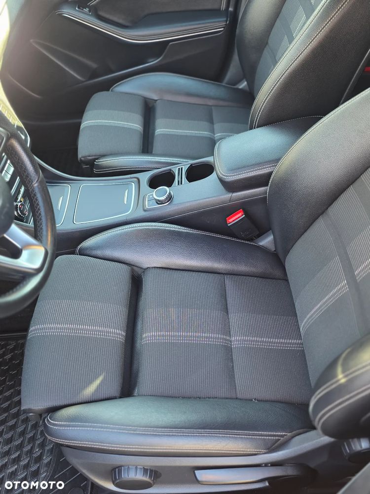 Mercedes-Benz CLA 180 7G-DCT Peak Edition - 10